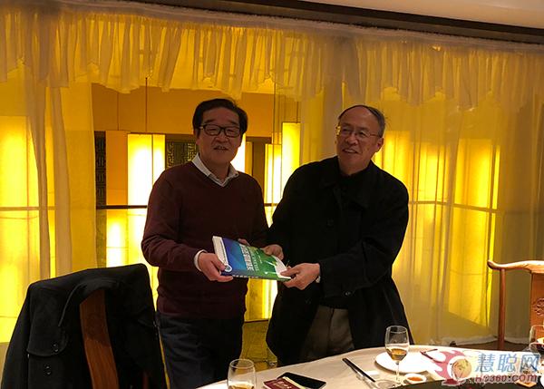 林宣益代表建筑沙龍向陳力(左)贈(zèng)送作者簽名版《涂料制造及應(yīng)用》